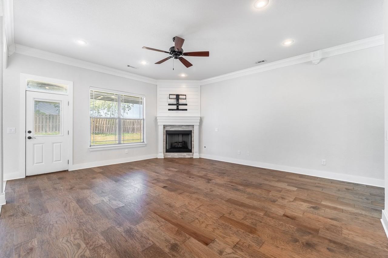 1100 Huntleigh Dr - Photo 4 of 24