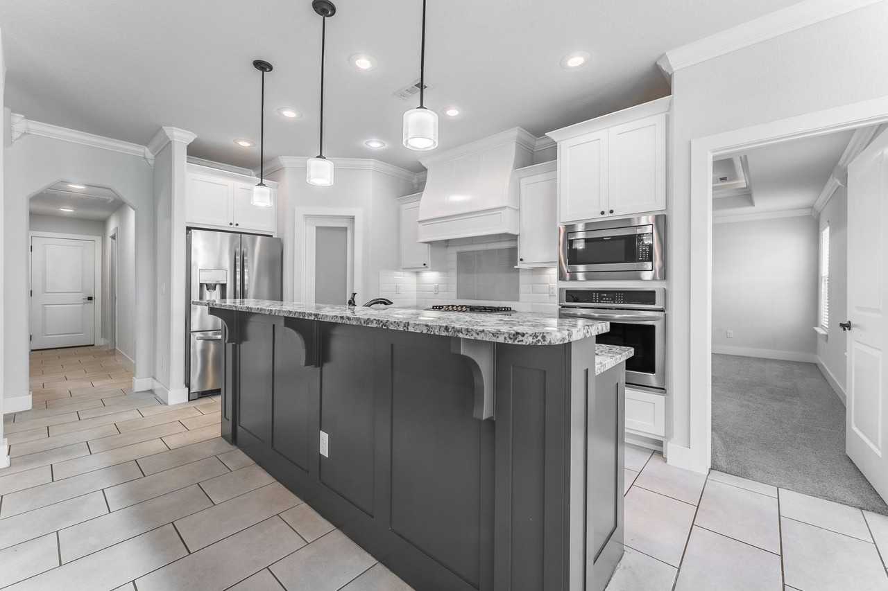 1100 Huntleigh Dr - Photo 6 of 24