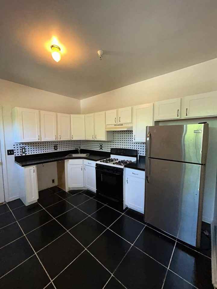240 Passaic St - Photo 5 of 23