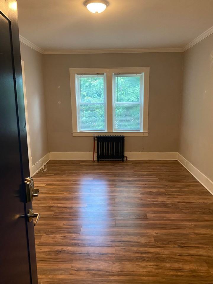 445 Post Avenue - Photo 5 of 14