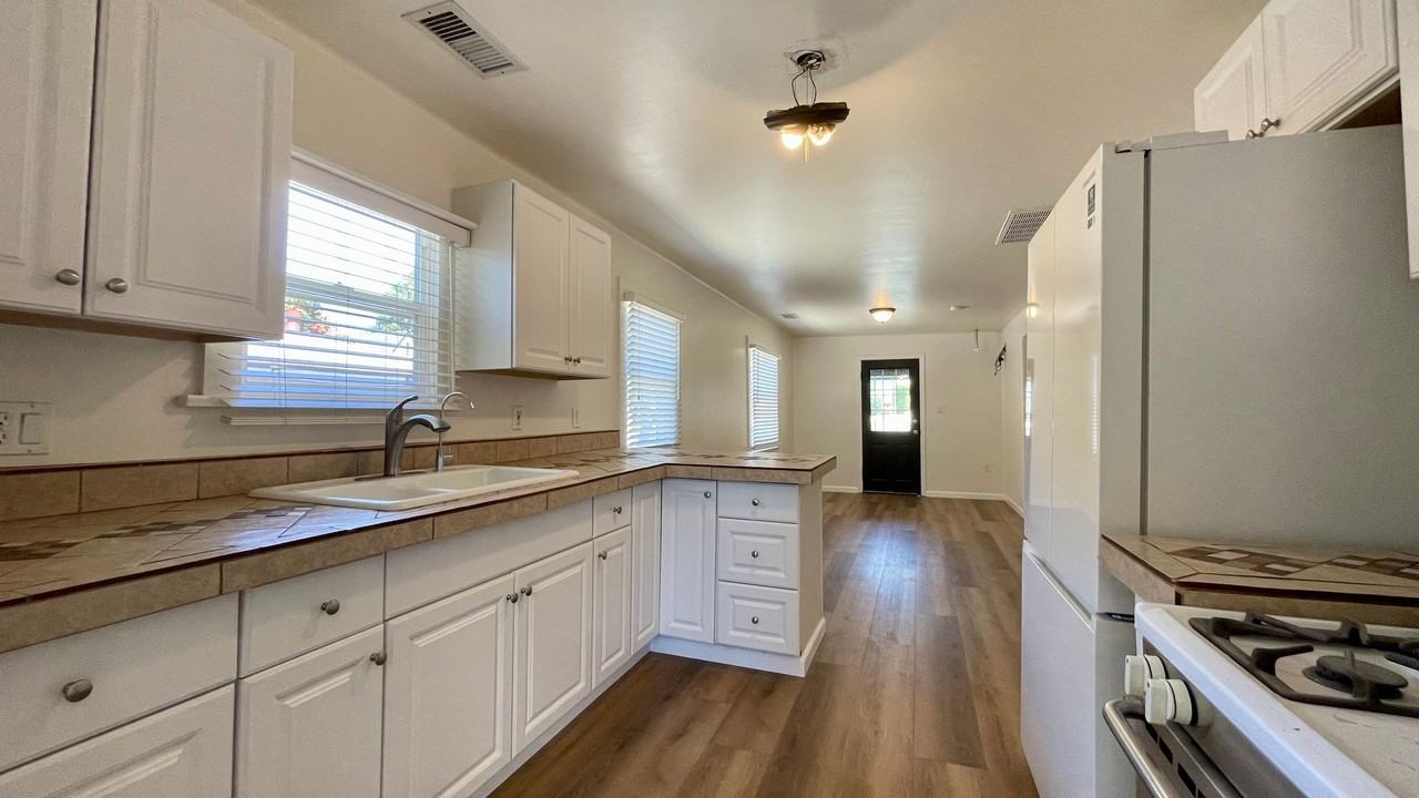 1739 Johnson Ave - Photo 5 of 13