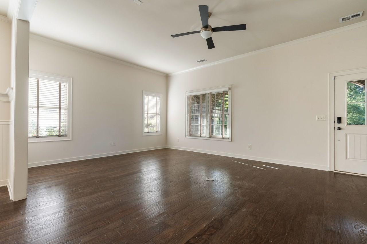 1122 Regent Park Dr - Photo 2 of 19