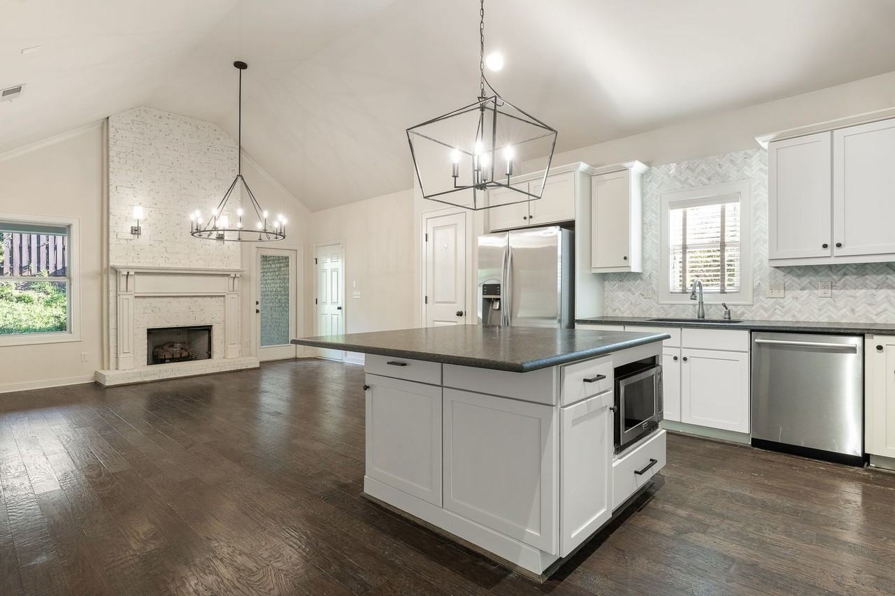 1122 Regent Park Dr - Photo 4 of 19