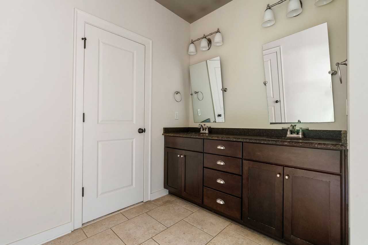 1122 Regent Park Dr - Photo 7 of 19