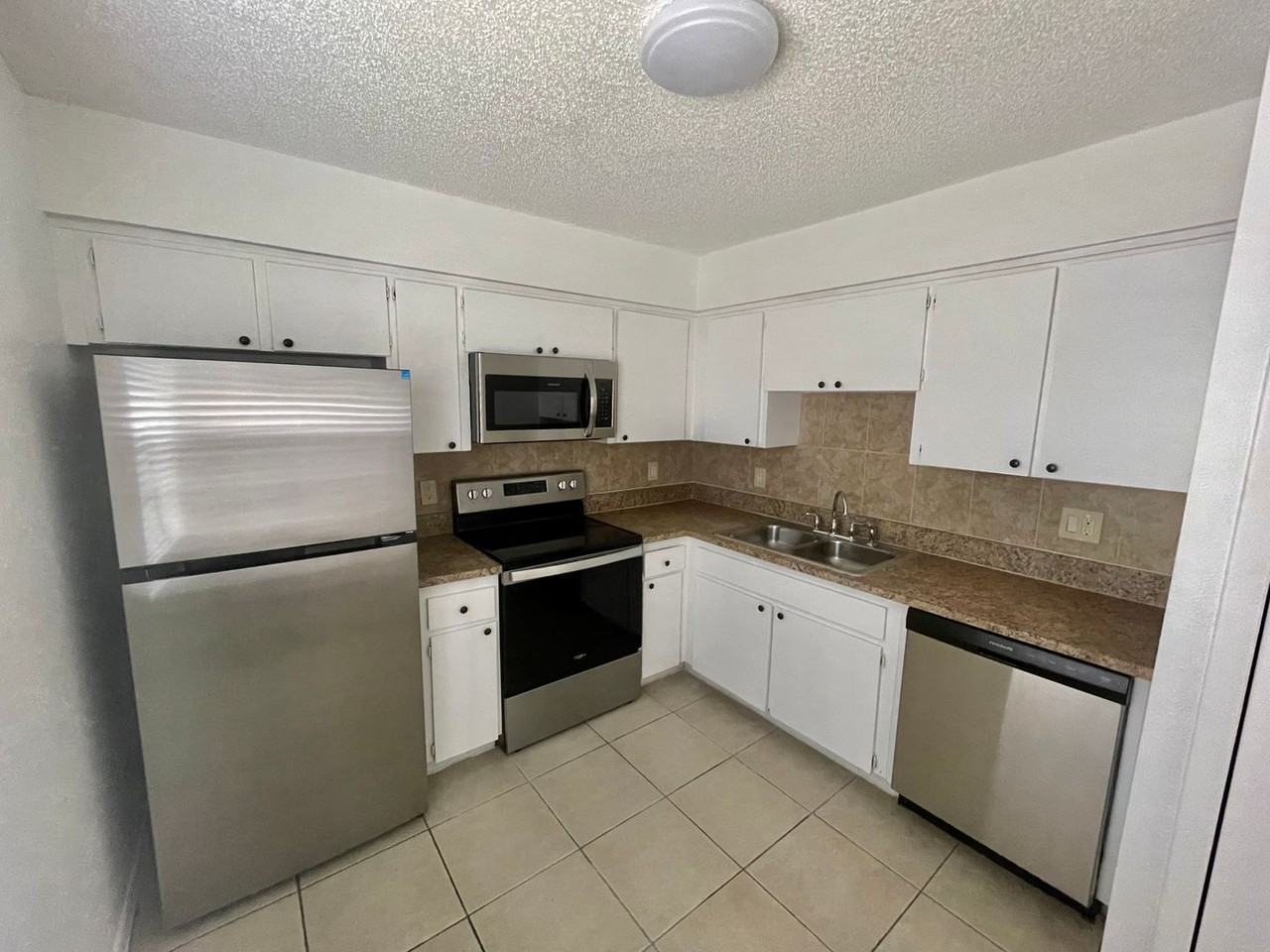 910 Alicia Ave Apt 4b #4B - Photo 2 of 13