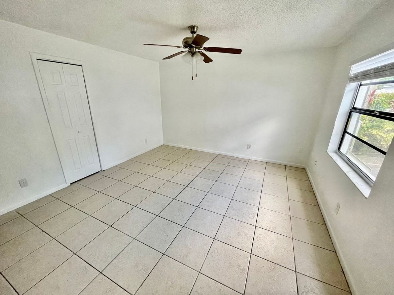 910 Alicia Ave Apt 4b #4B - Photo 3 of 13