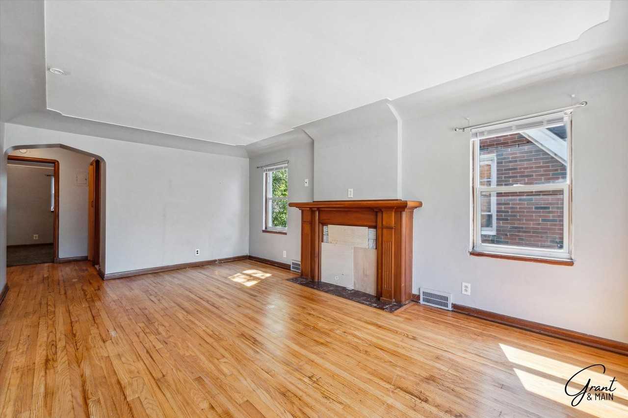 5076 Chalmers St - Photo 4 of 18