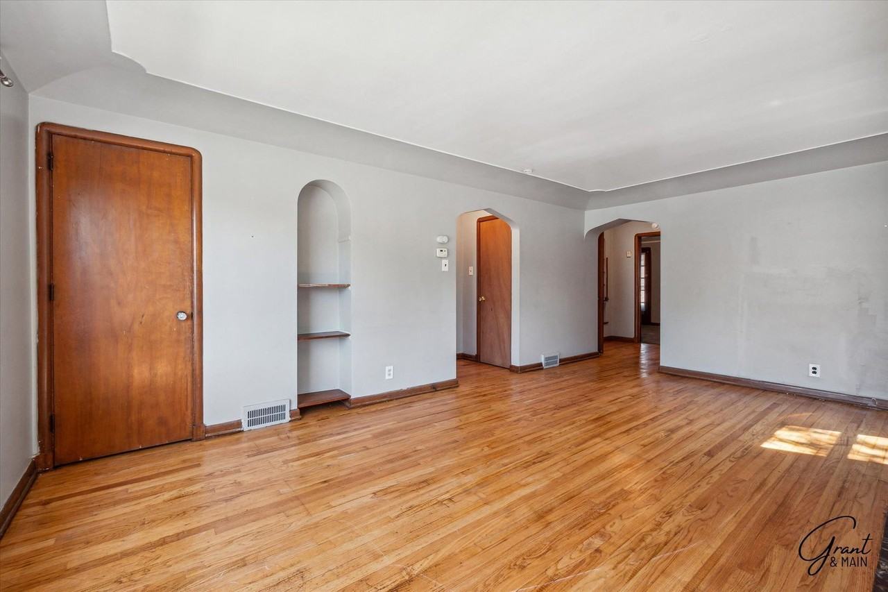5076 Chalmers St - Photo 5 of 18