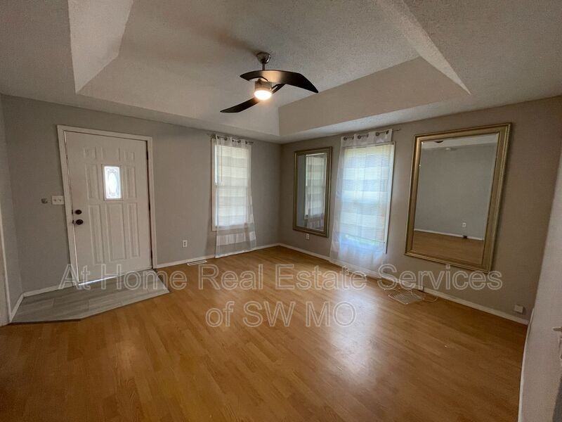 618 W Harrison St - Photo 2 of 10