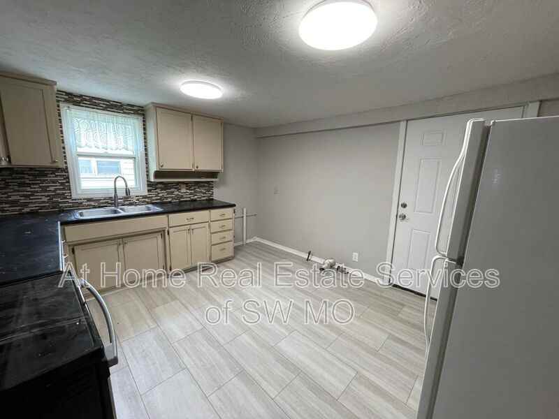 618 W Harrison St - Photo 6 of 10