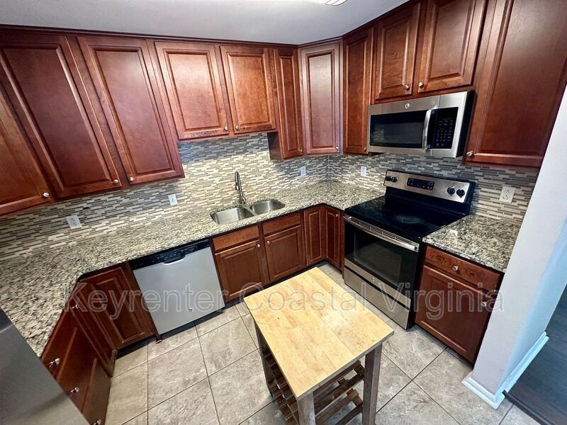 1446 Chancellor Ct - Photo 3 of 15