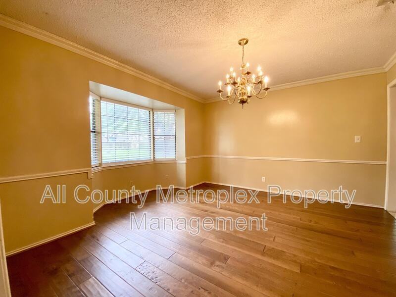 223 Woodcrest Dr - Photo 2 of 12