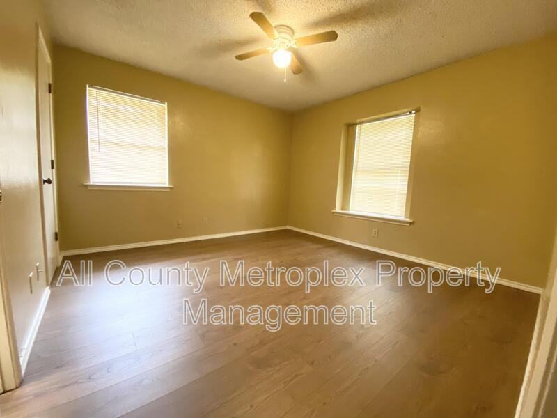 223 Woodcrest Dr - Photo 7 of 12