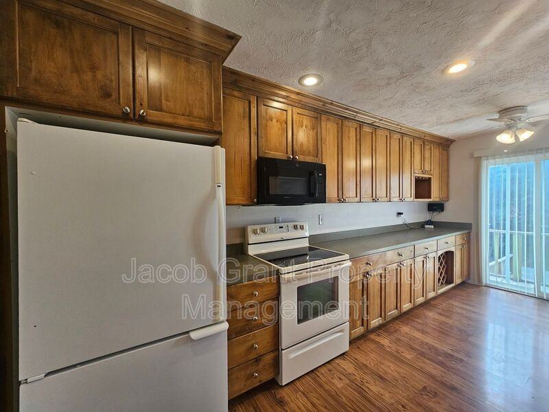 360 N Fanning Ave - Photo 2 of 10