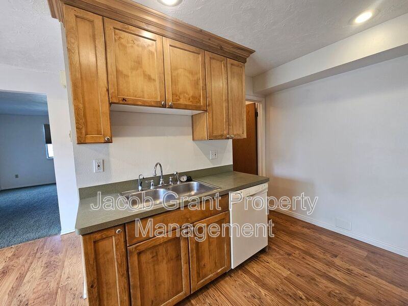 360 N Fanning Ave - Photo 3 of 10