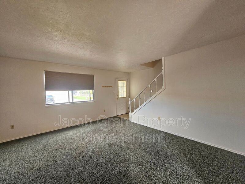 360 N Fanning Ave - Photo 4 of 10