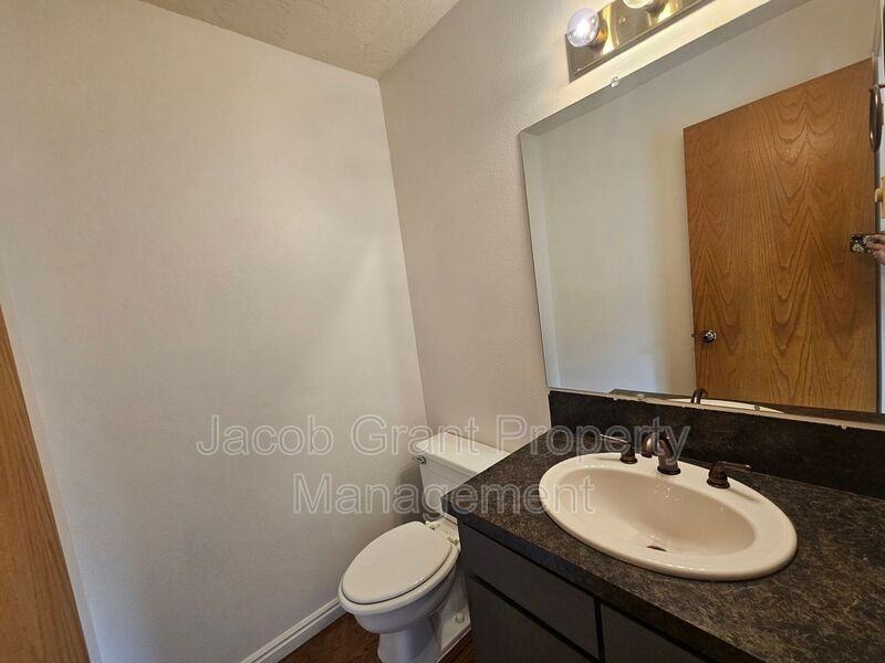 360 N Fanning Ave - Photo 5 of 10