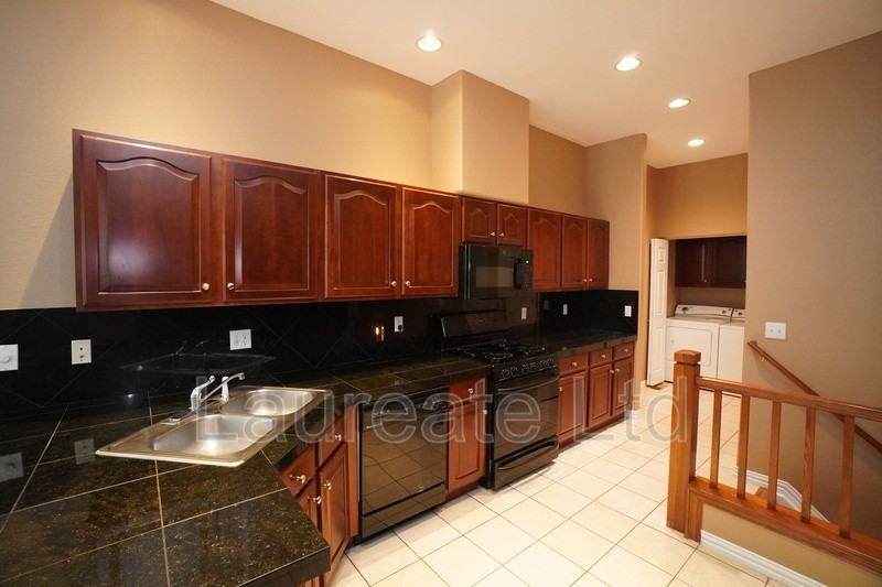 632 S Yarrow St - Photo 7 of 27