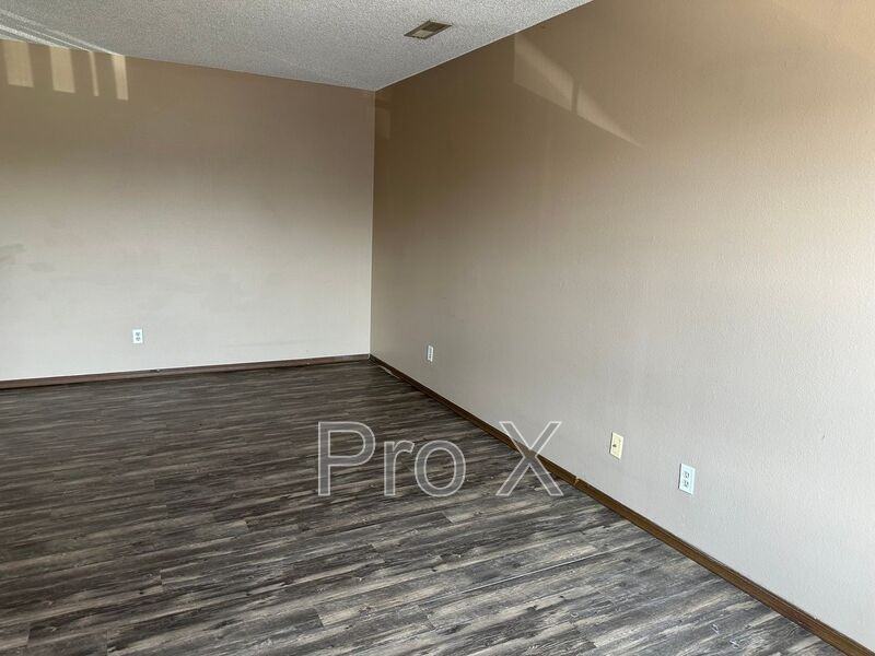 1001 S Saint Louis Ave - Photo 2 of 11