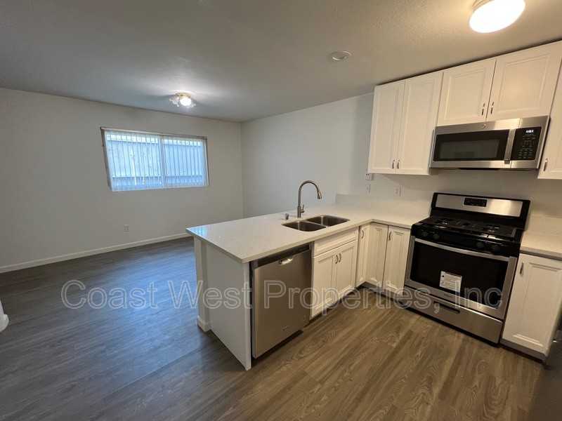 1176 Cypress Ave - Photo 3 of 16