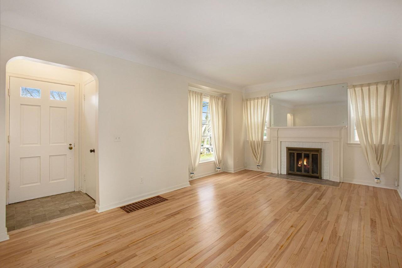 2444 Richards Drive Southeast - Photo 3 of 10