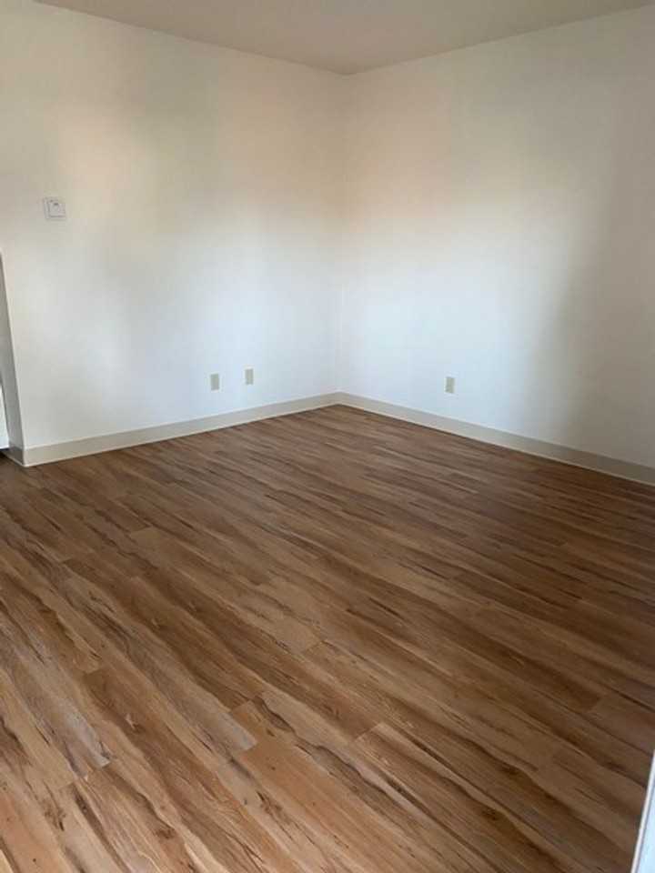 Oakwood Village Apartments - Photo 5 of 27