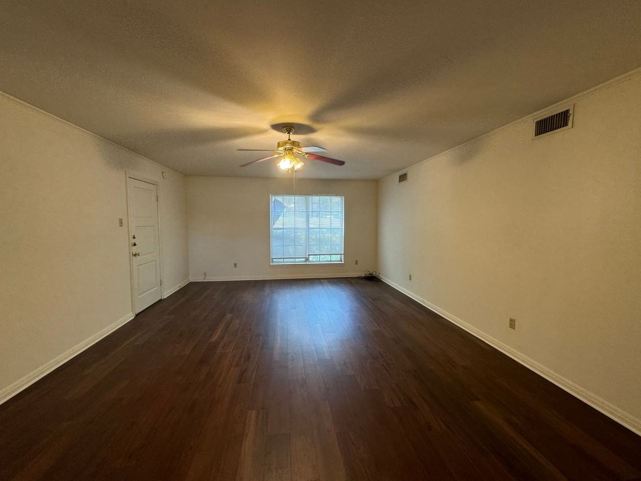 2900 Austin Ave - Photo 2 of 10