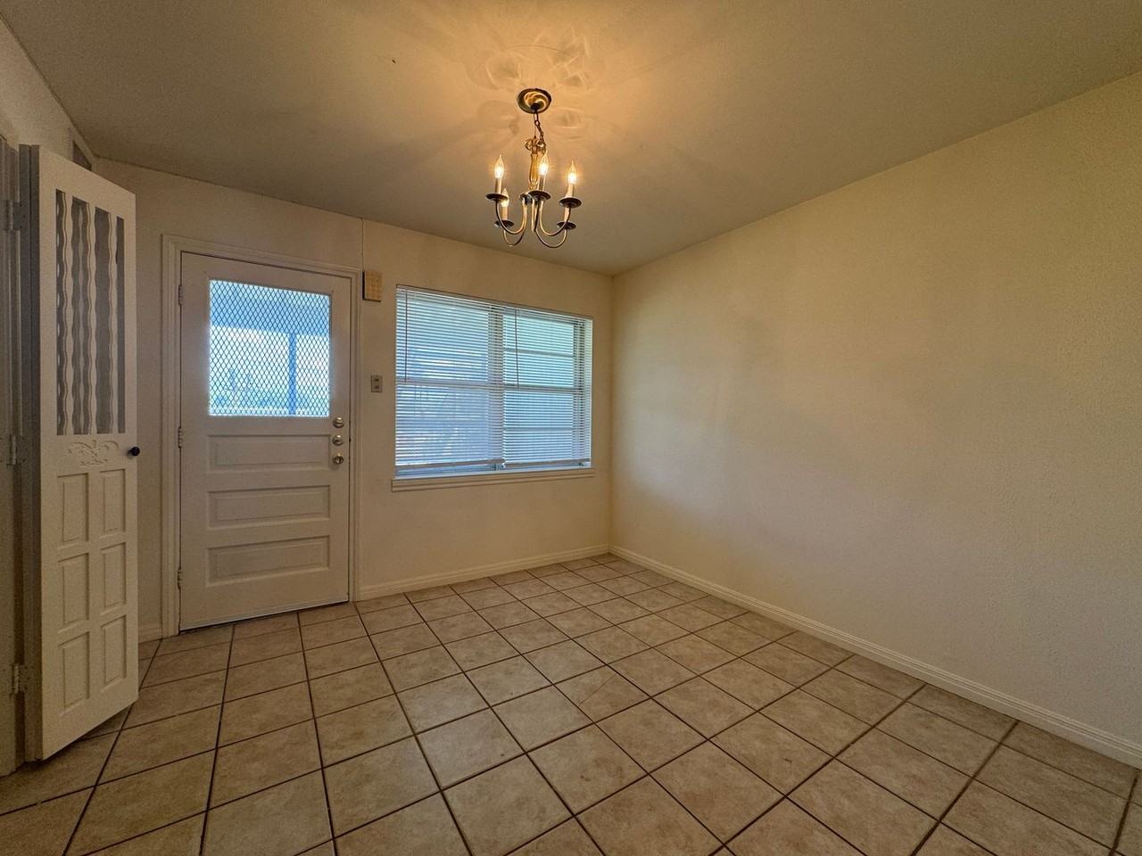 2900 Austin Ave - Photo 3 of 10