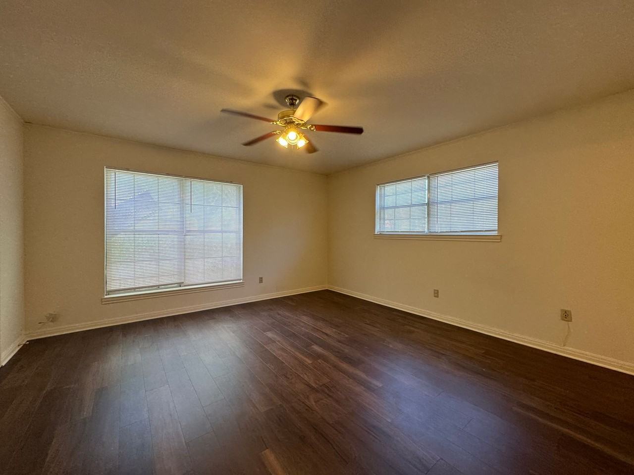 2900 Austin Ave - Photo 4 of 10