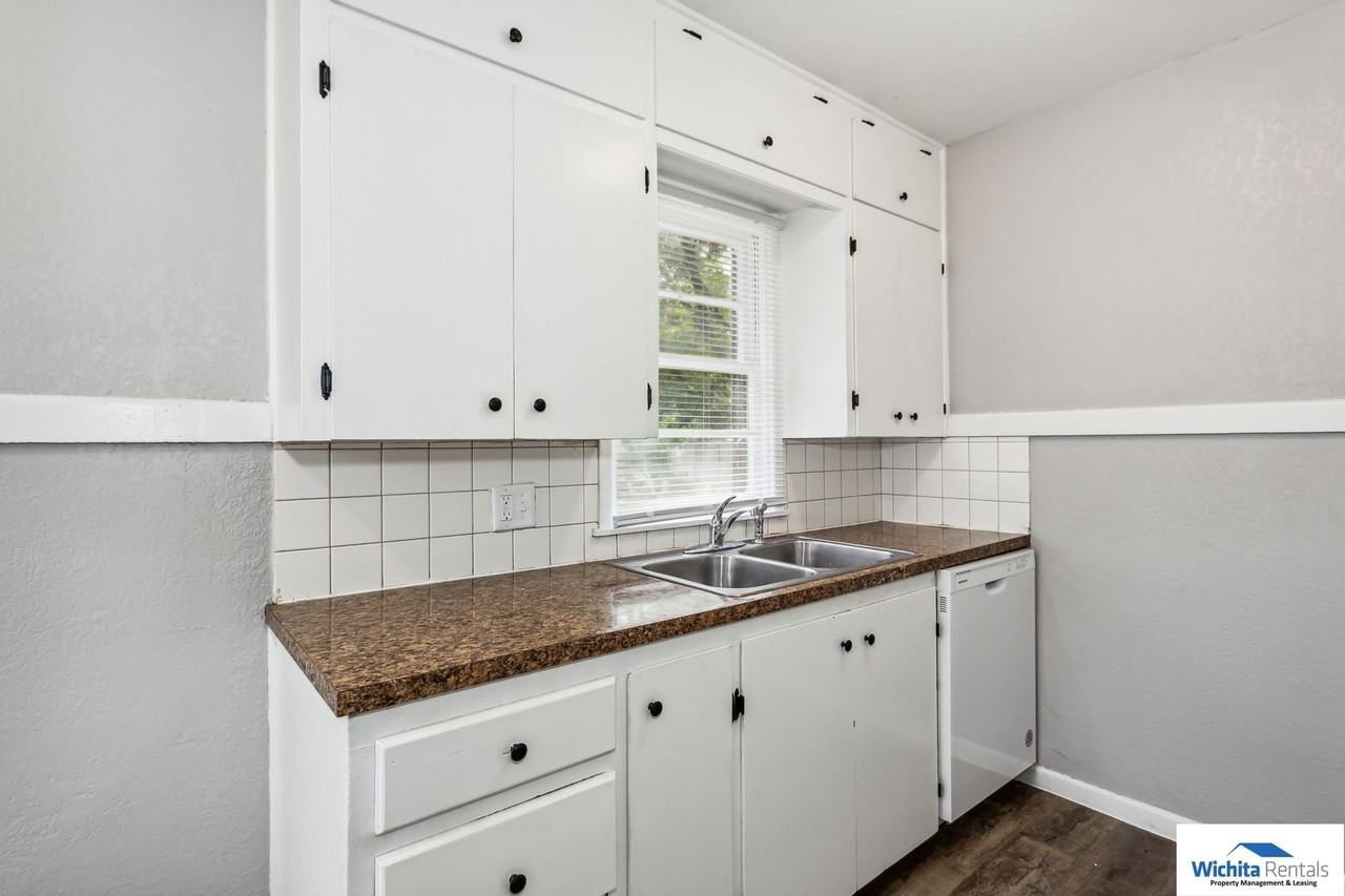 2214 S Glenn St - Photo 3 of 16