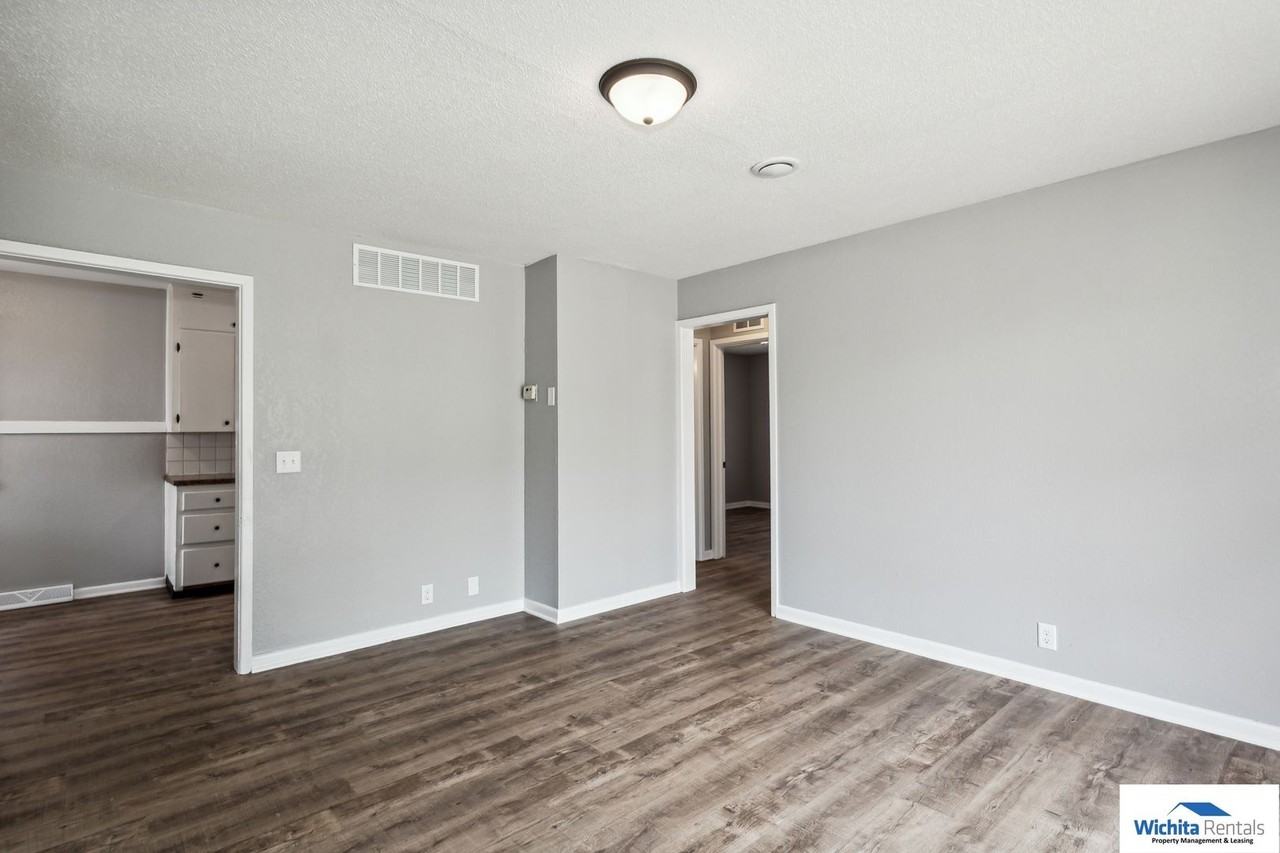 2214 S Glenn St - Photo 4 of 16