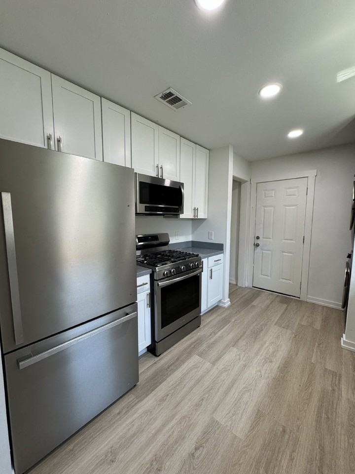 700 Hines Ave - Photo 7 of 22