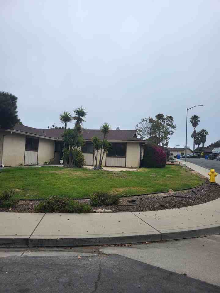 1371 Crest St - Photo 3 of 26