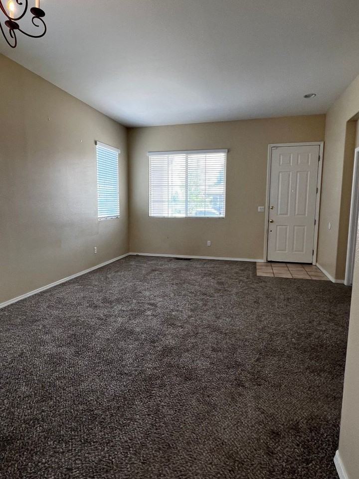 1675 Brentford Way - Photo 3 of 14