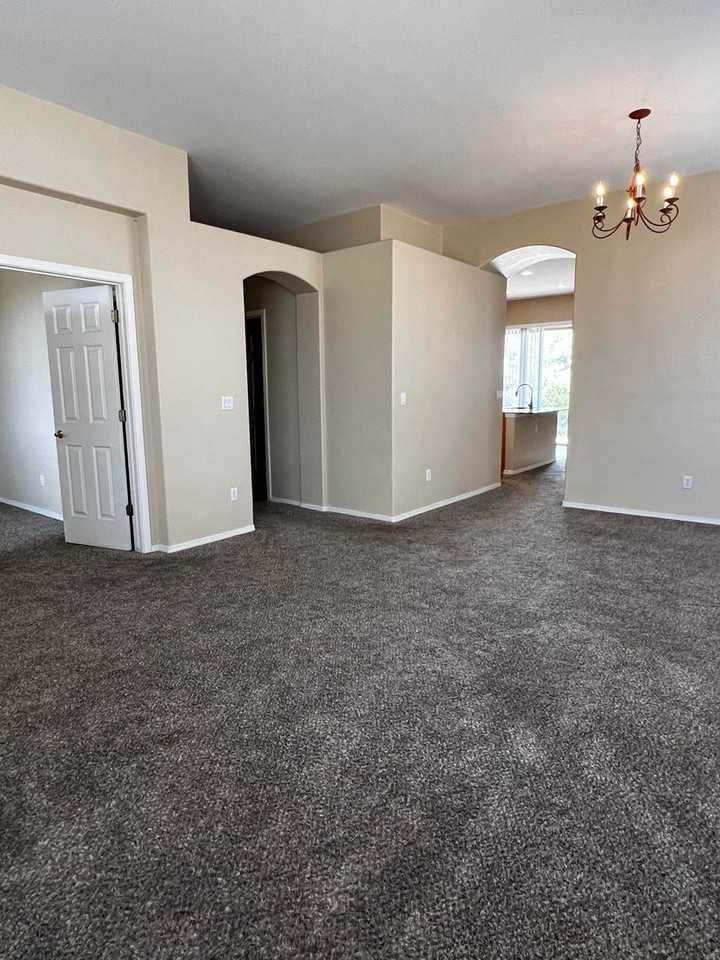 1675 Brentford Way - Photo 4 of 14