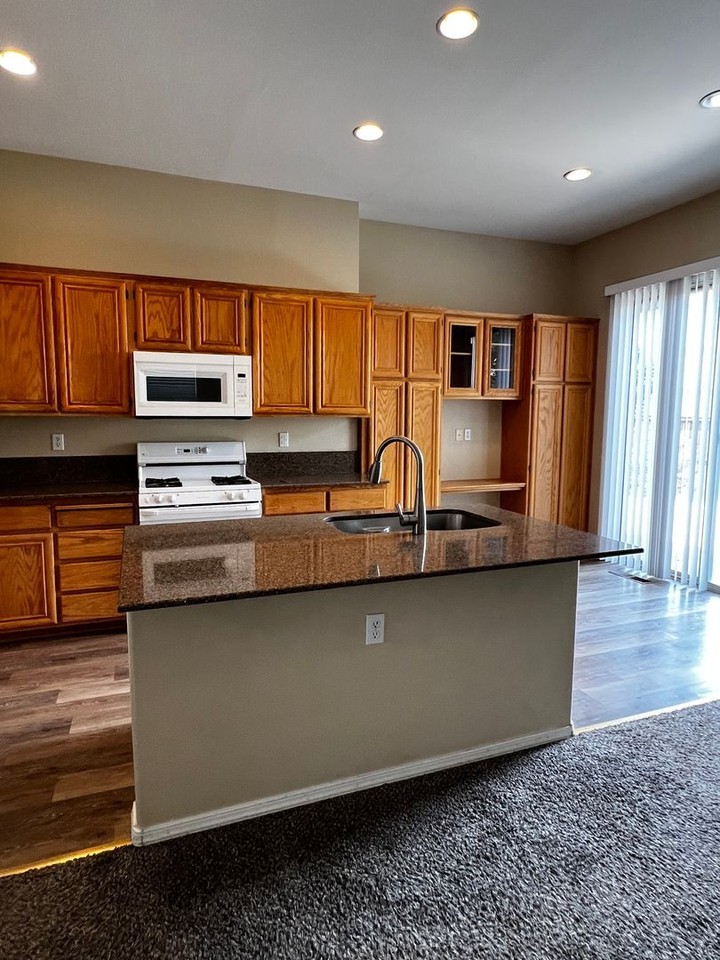 1675 Brentford Way - Photo 6 of 14