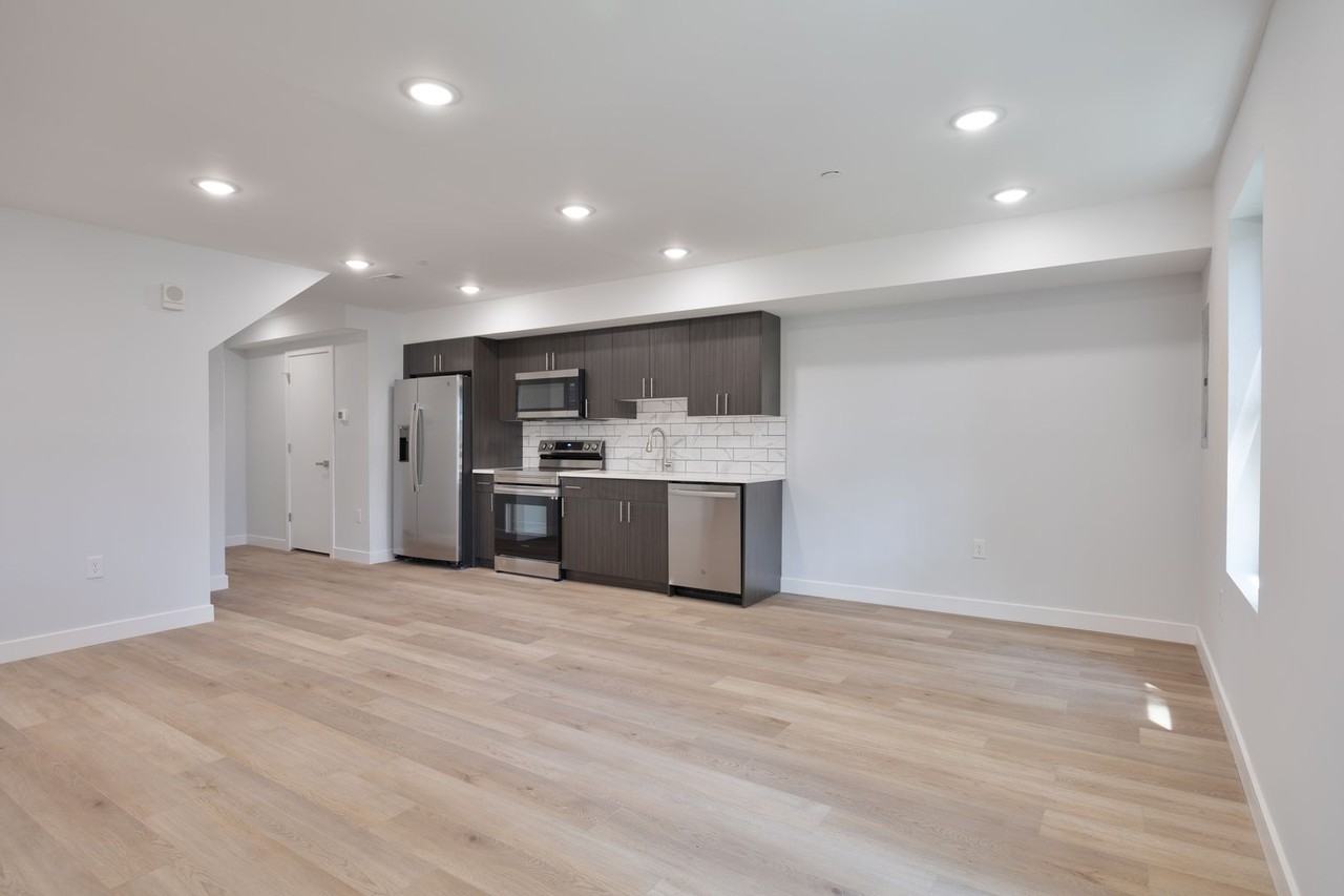 645 Brooklyn St - Photo 4 of 23