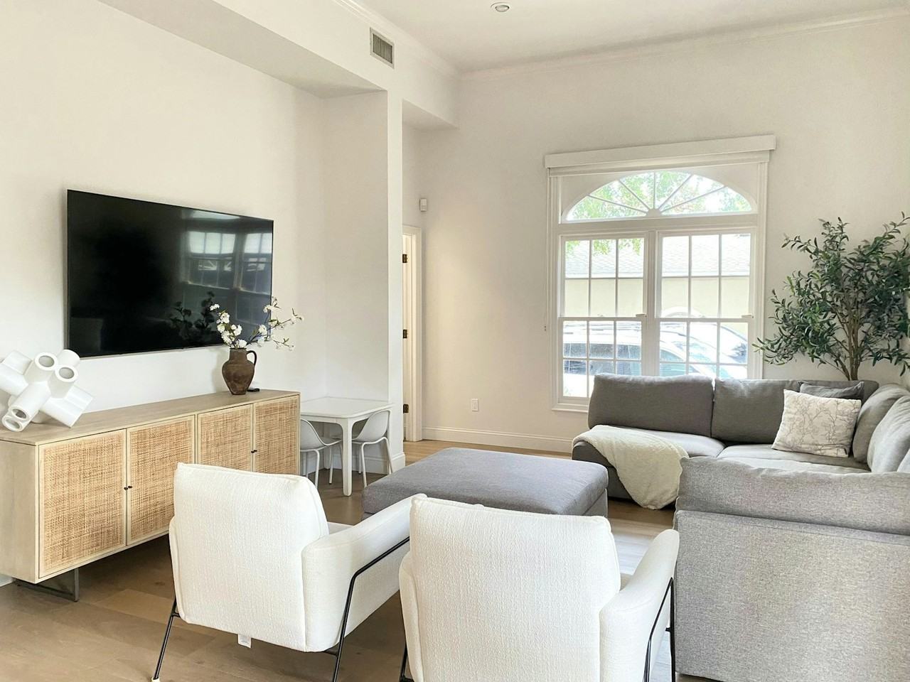 703 Fairoaks Lane - Photo 2 of 5