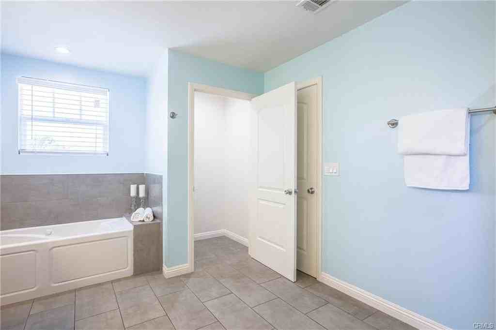 424 W 2nd St - Photo 2 of 8