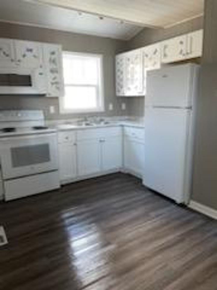 3 bedroom 1 bath duplex - Photo 3 of 17