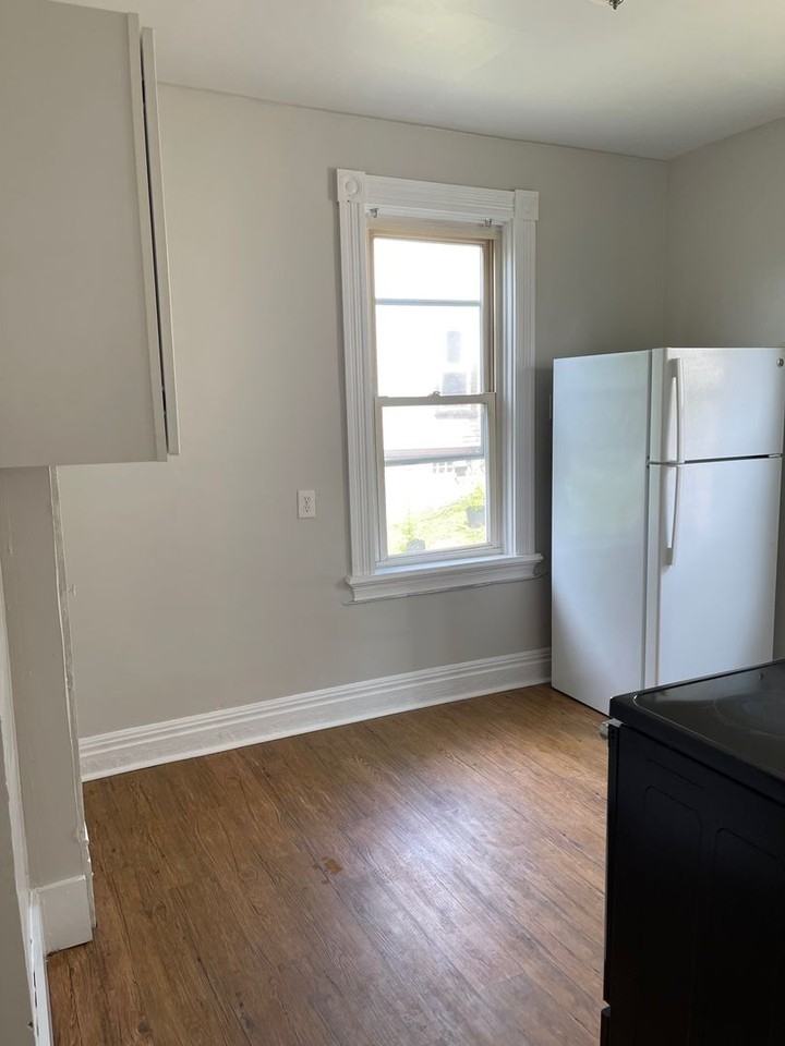 217 Locust St - (06137) - Photo 3 of 8