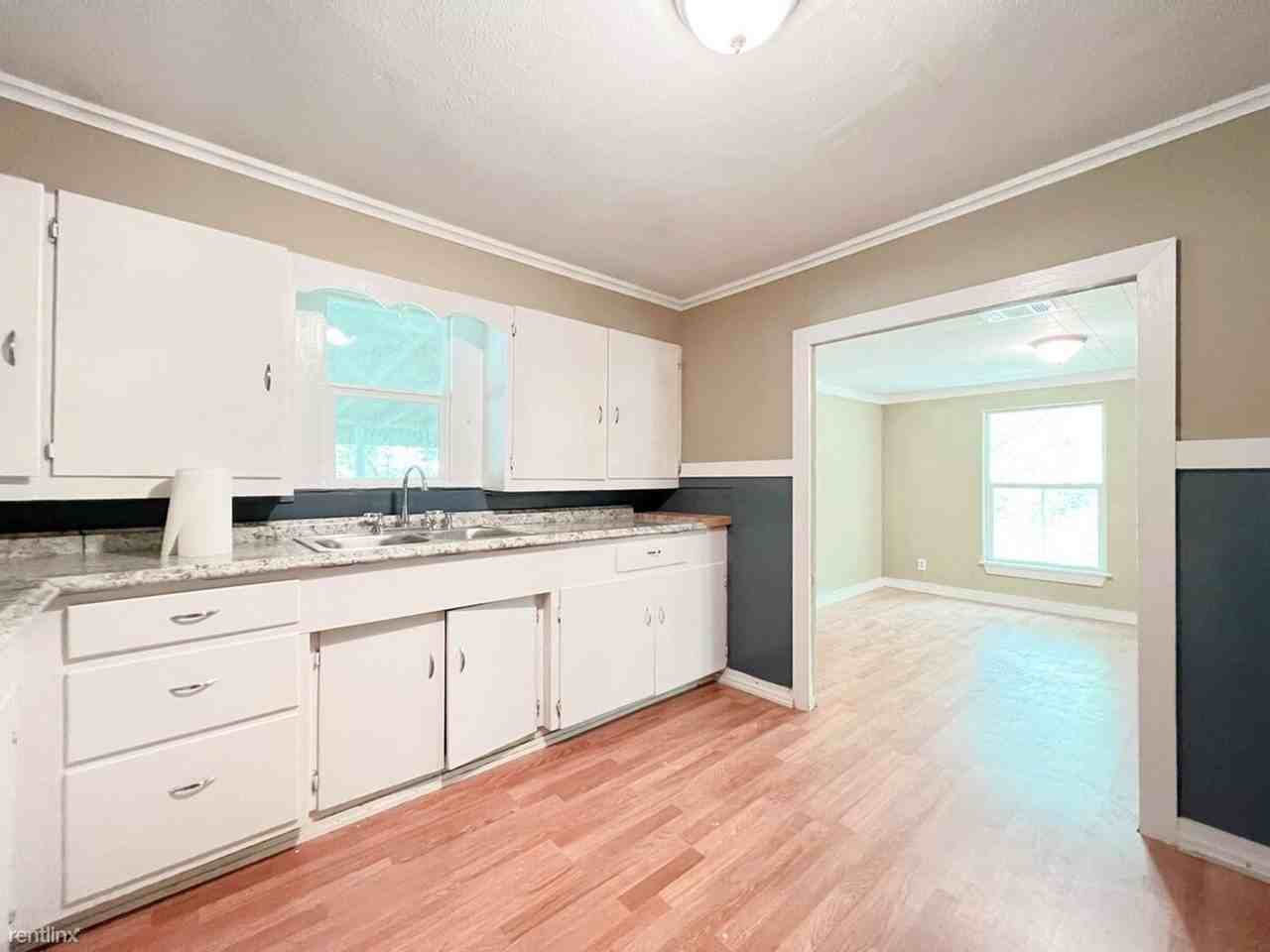 636 N Wilcox St - Photo 6 of 20