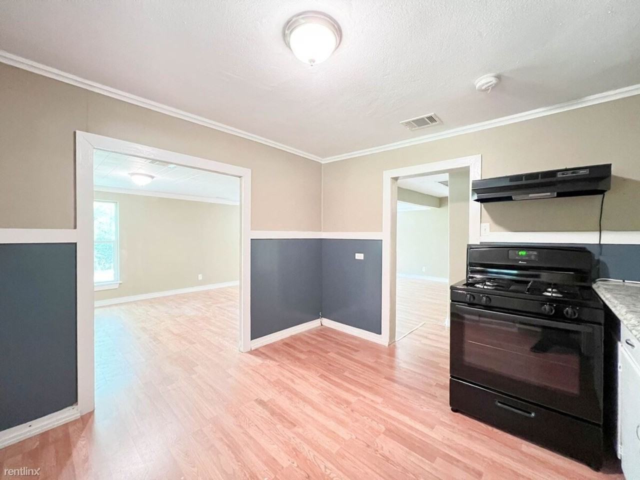 636 N Wilcox St - Photo 3 of 20
