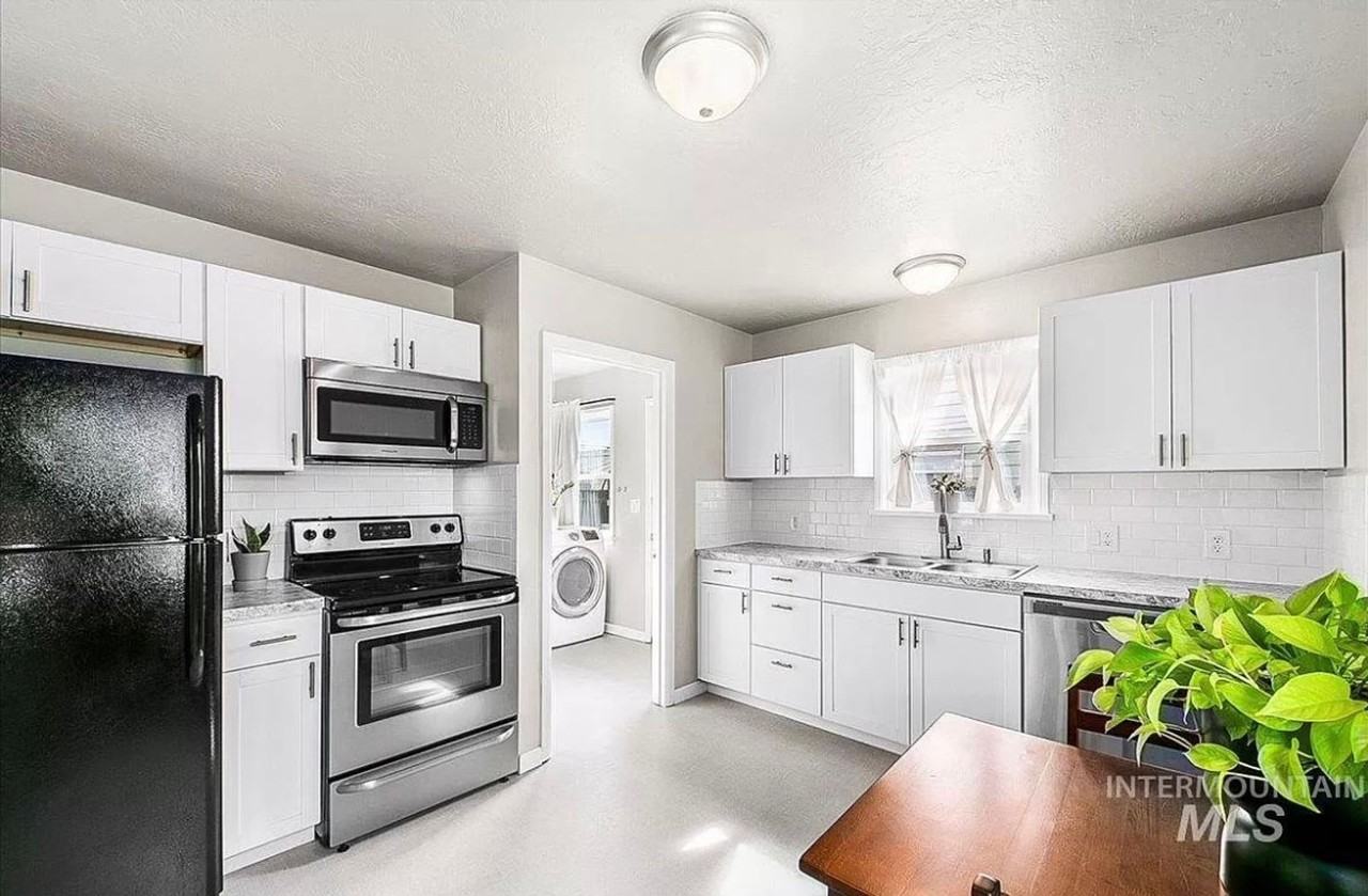 1410 S Newell St - Photo 2 of 10