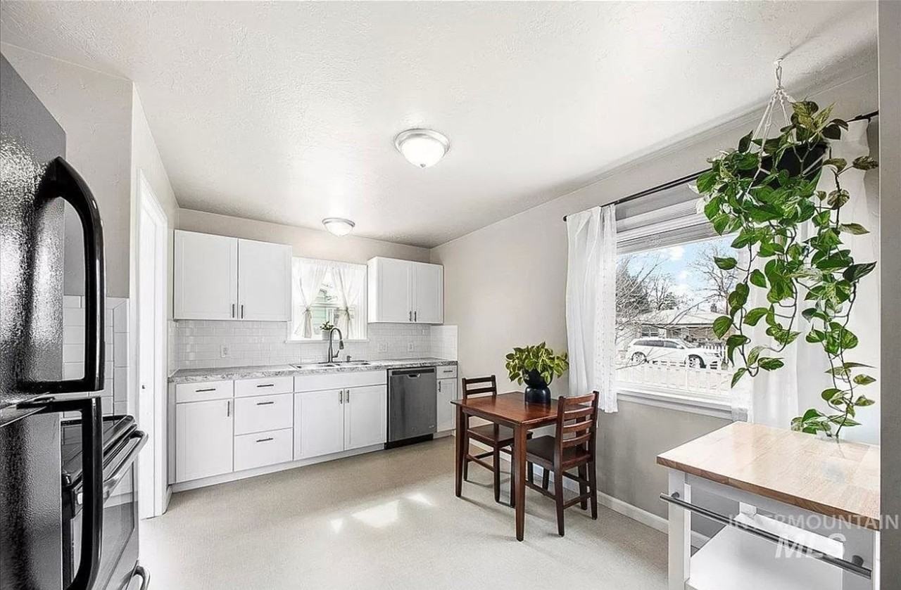 1410 S Newell St - Photo 3 of 10