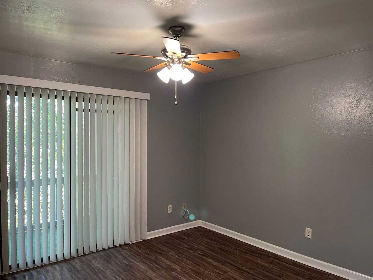 YK- CORINNE 2134 - Photo 2 of 8