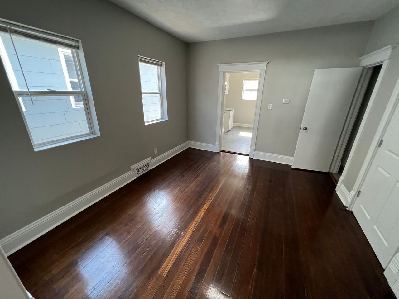 2711 Howard St - Photo 3 of 14