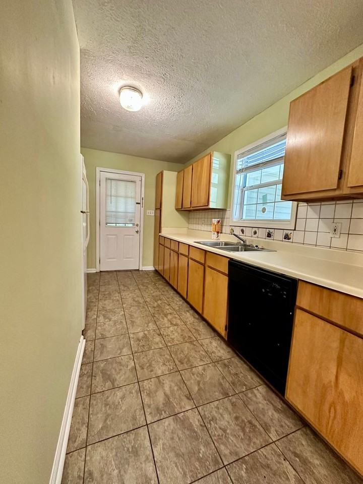 250 Winfield St - Photo 4 of 12