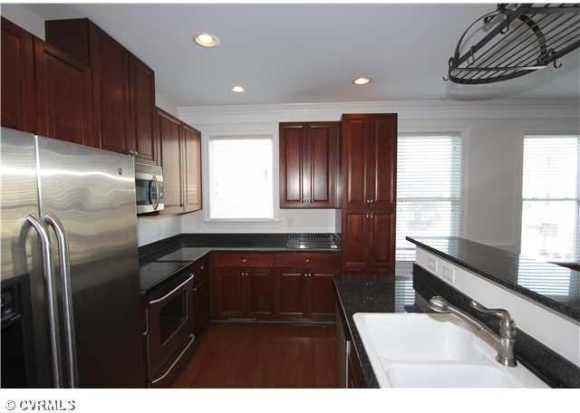 703 Holly St - Photo 3 of 17