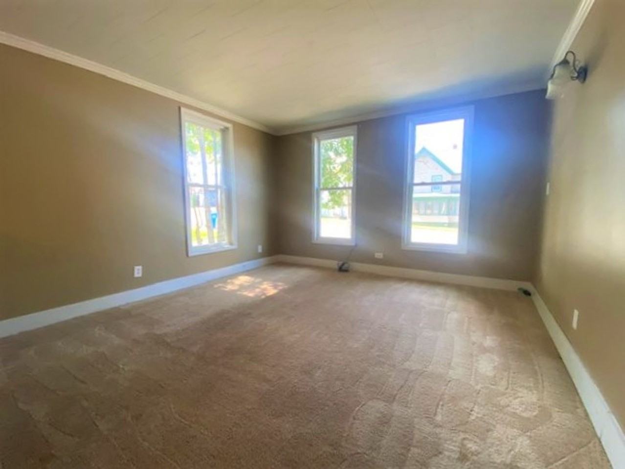 148 N Mechanic St - Photo 2 of 33